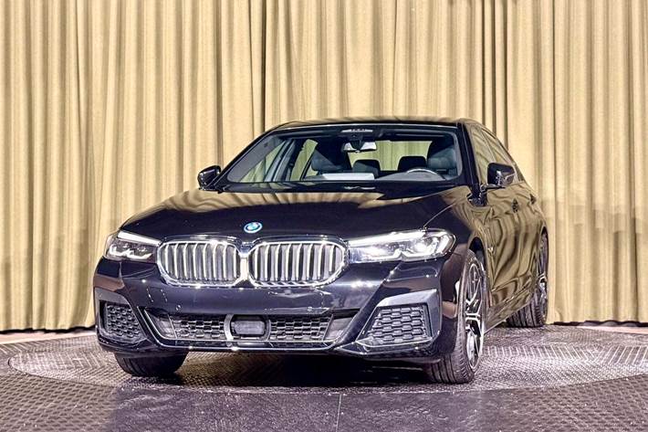 Sort BMW 530e fra 2023