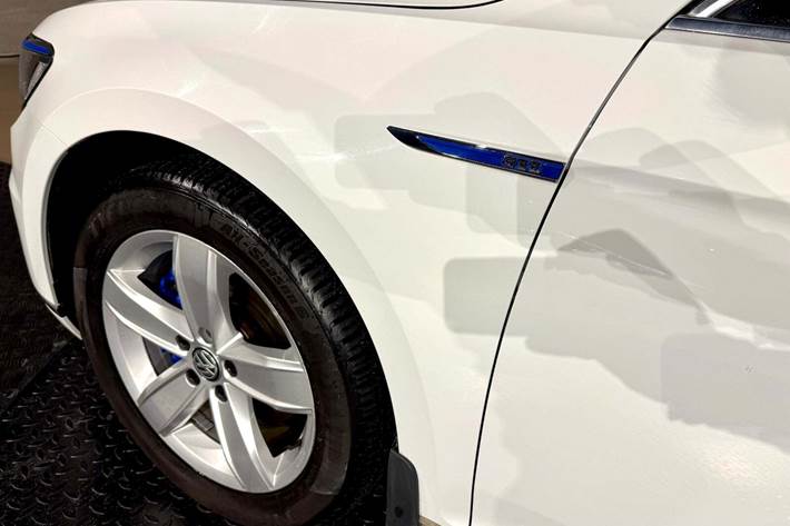 Hvid VW Passat fra 2018