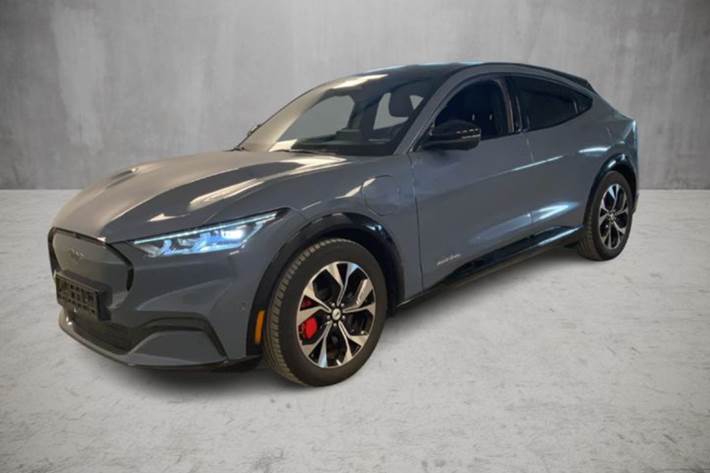Blå Ford Mustang Mach-E fra 2023