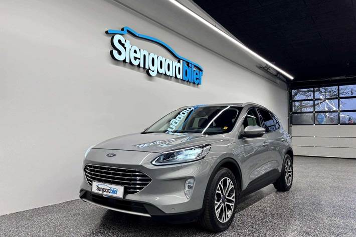 Rød Ford Kuga fra 2020 set udefra