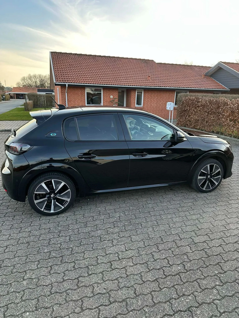Peugeot e-208 50 GT Sky