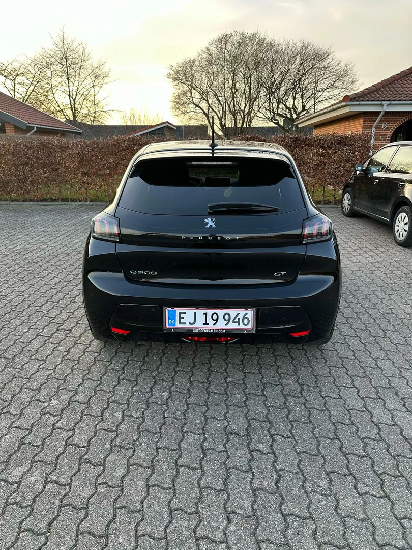 Peugeot e-208 50 GT Sky
