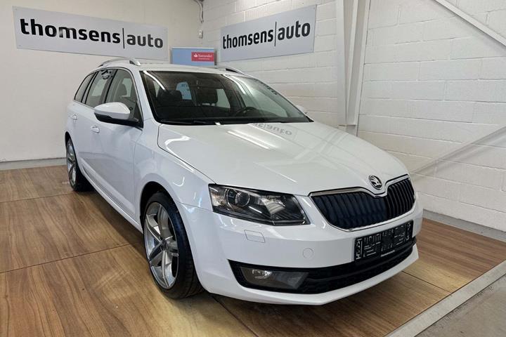 Hvid Skoda Octavia fra 2016 set udefra