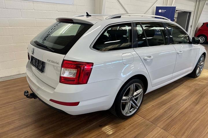 Hvid Skoda Octavia fra 2016