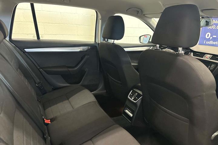Hvid Skoda Octavia fra 2016