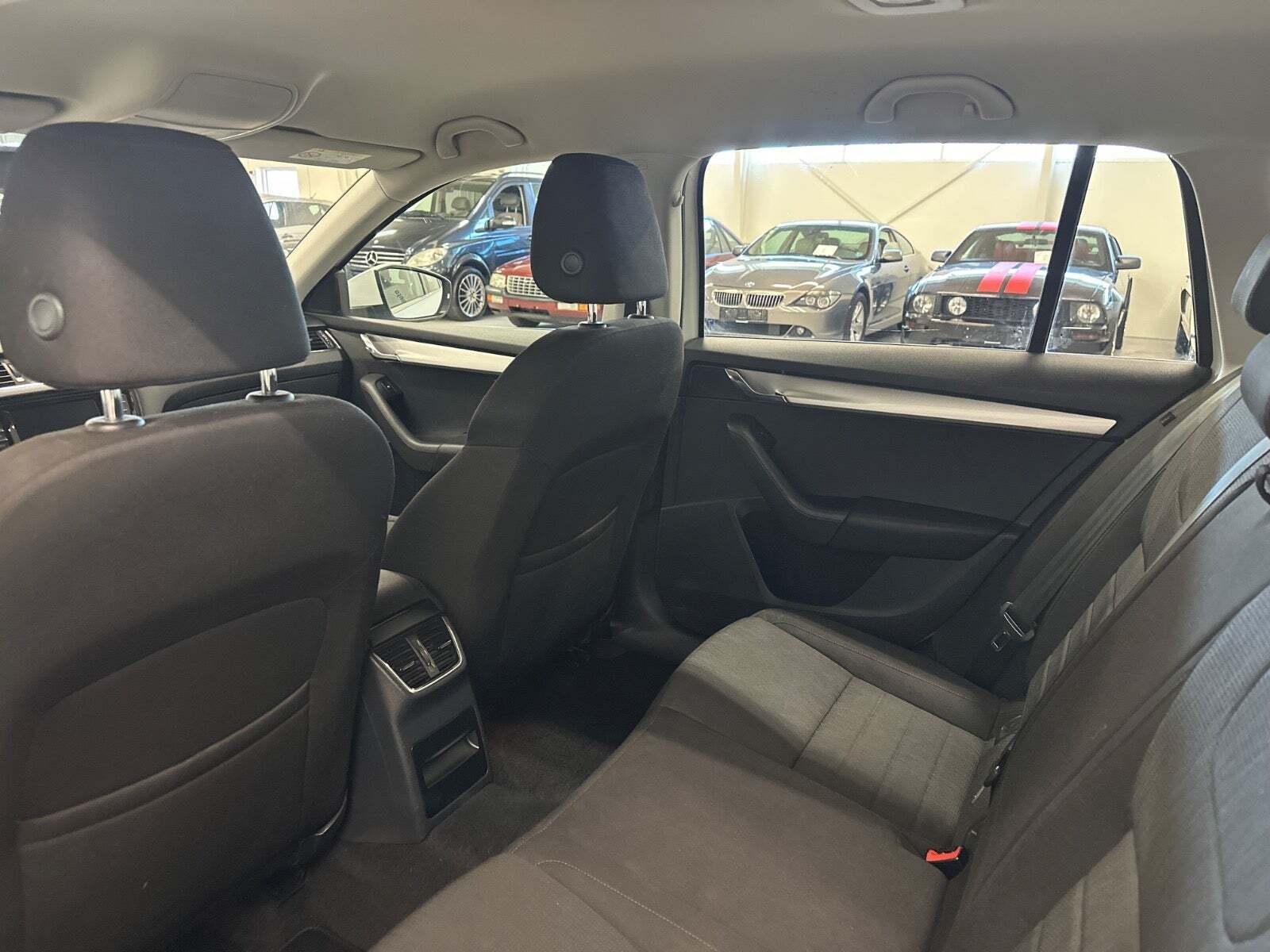 Hvid Skoda Octavia fra 2016