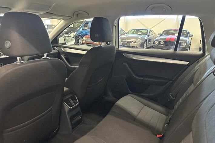 Hvid Skoda Octavia fra 2016