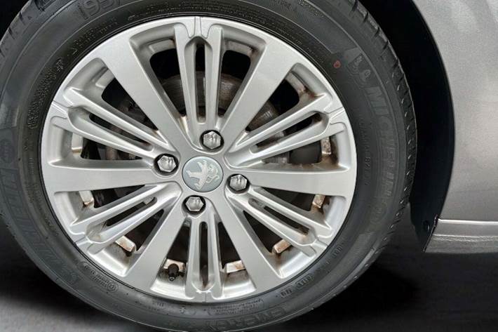 Grå Peugeot 208 fra 2019