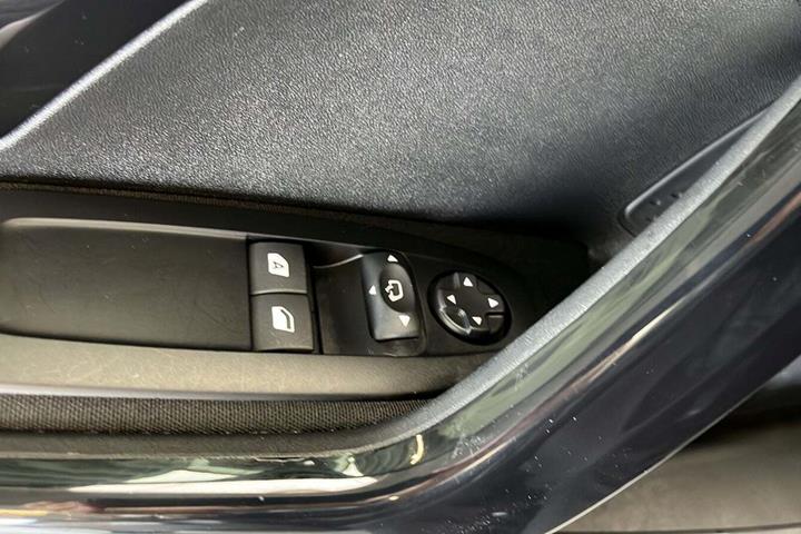 Sort Peugeot 208 fra 2018