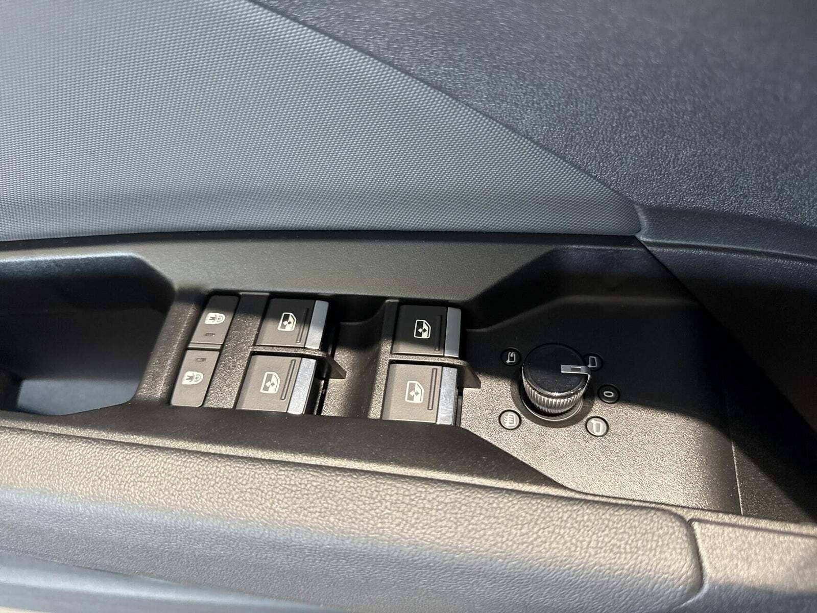 Blå Audi Q4 e-tron fra 2024