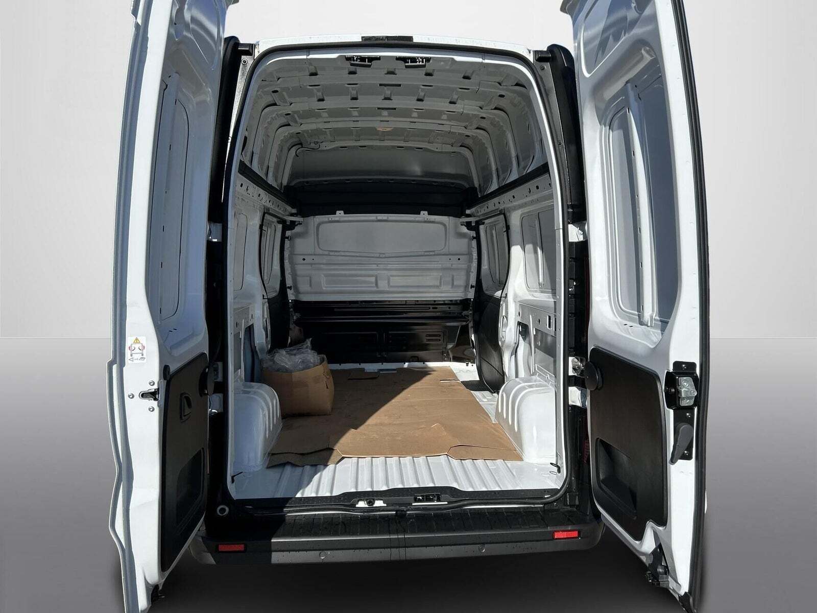 Beige Renault Trafic fra 2025