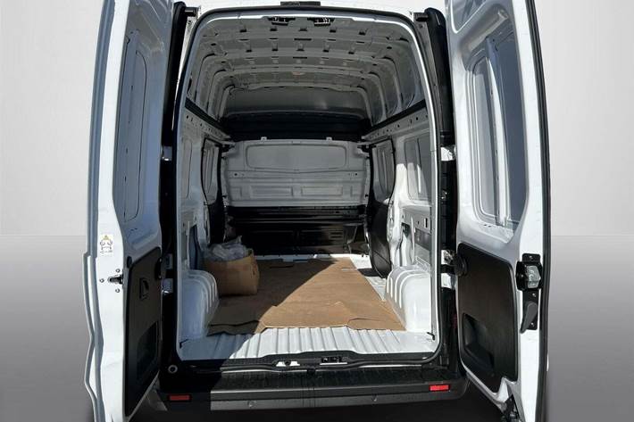 Beige Renault Trafic fra 2025