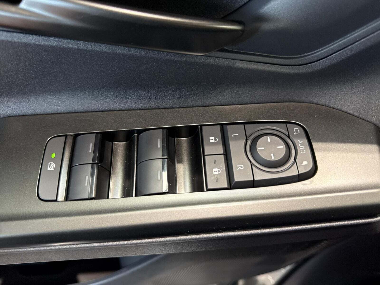 Grå Toyota BZ4X fra 2025