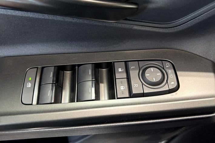 Grå Toyota BZ4X fra 2025