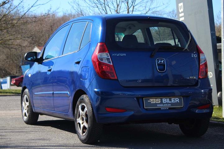 Blå Hyundai i10 fra 2012