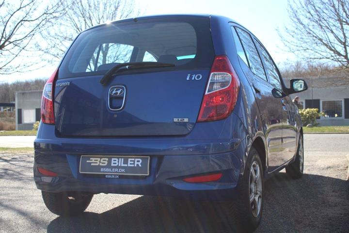 Blå Hyundai i10 fra 2012