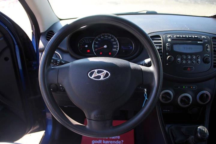Blå Hyundai i10 fra 2012