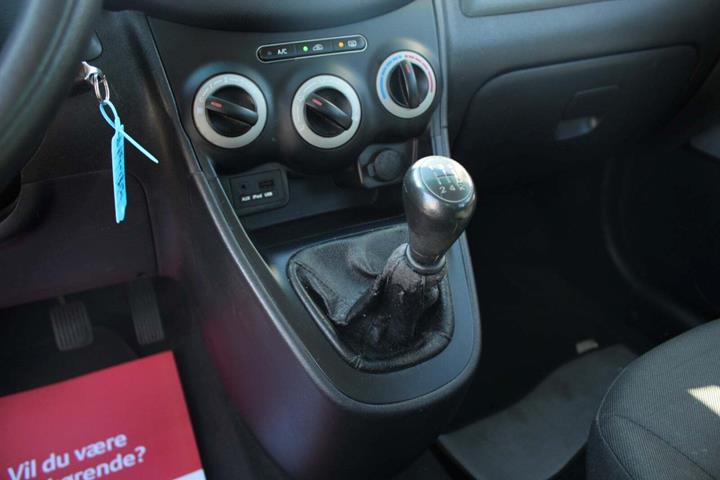 Blå Hyundai i10 fra 2012