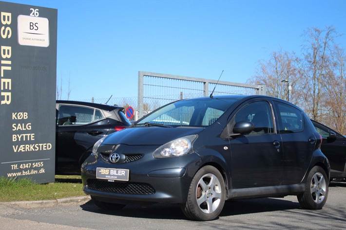 Grå Toyota Aygo fra 2006
