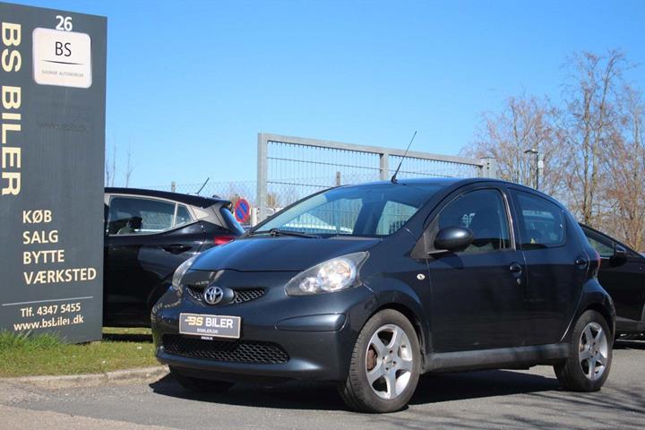 Grå Toyota Aygo fra 2006 set udefra