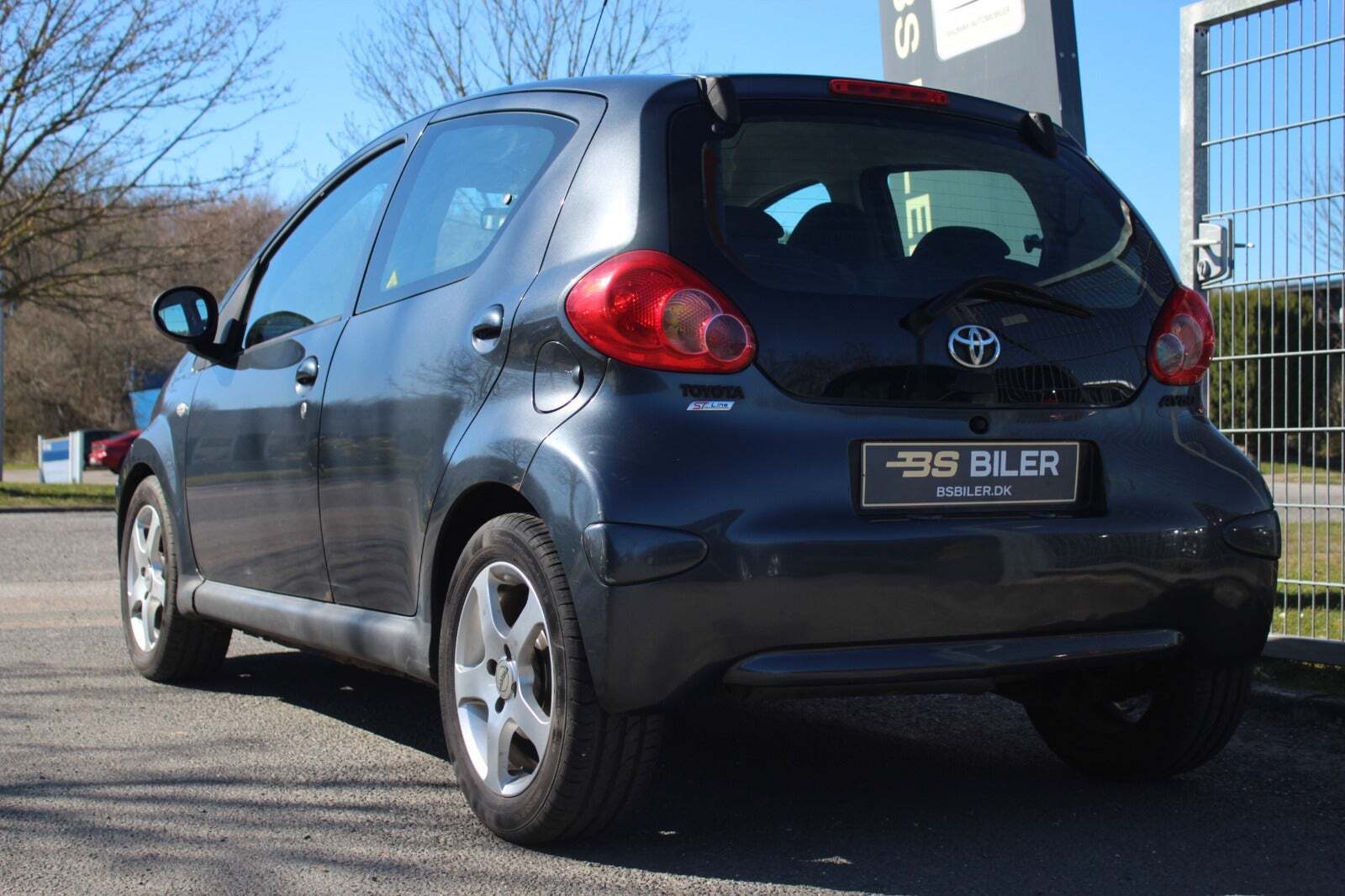 Grå Toyota Aygo fra 2006