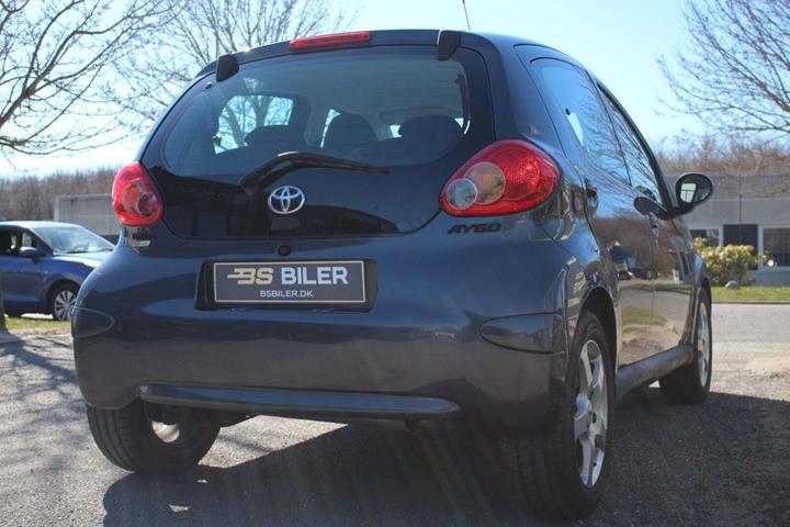 Grå Toyota Aygo fra 2006
