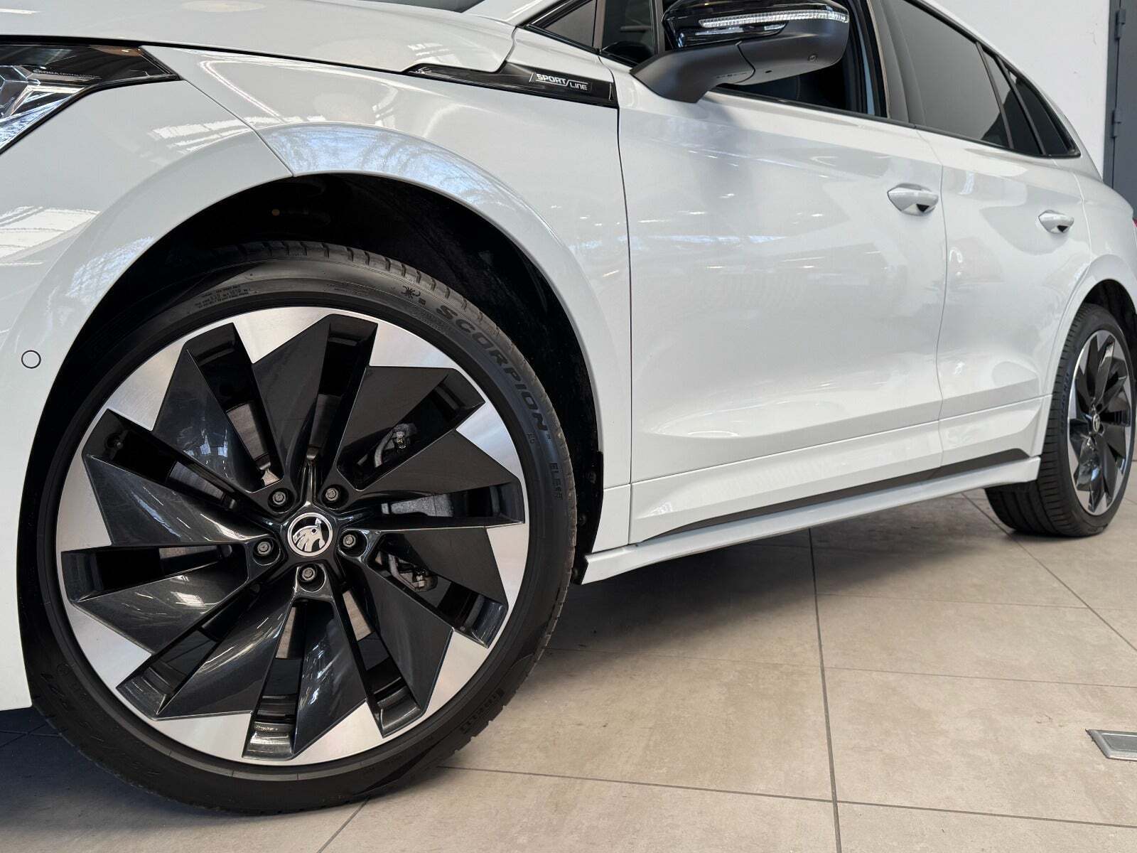 Hvid Skoda Enyaq fra 2025