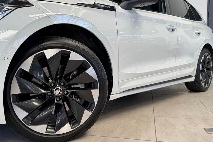Hvid Skoda Enyaq fra 2025