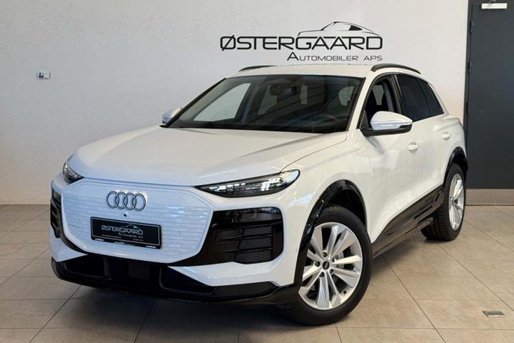 Hvid Audi Q6 e-tron fra 2025 set udefra