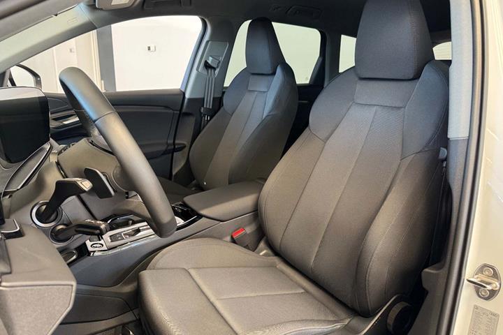 Hvid Audi Q6 e-tron fra 2025