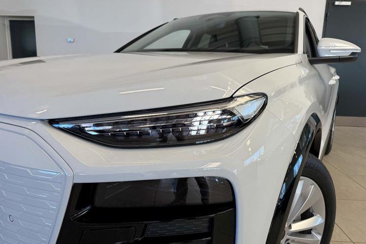 Hvid Audi Q6 e-tron fra 2025