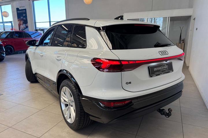 Hvid Audi Q6 e-tron fra 2025