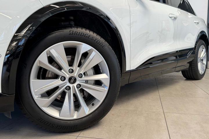 Hvid Audi Q6 e-tron fra 2025