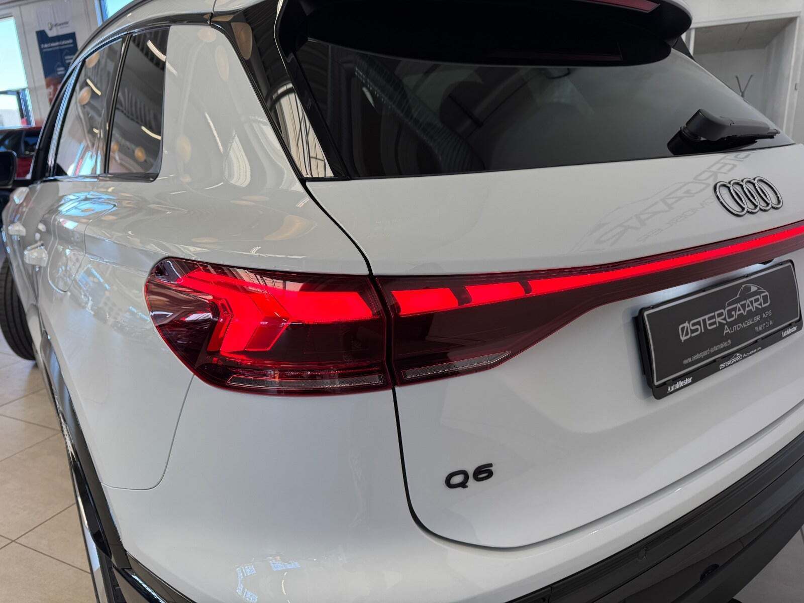 Hvid Audi Q6 e-tron fra 2025