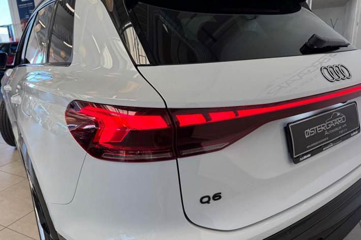 Hvid Audi Q6 e-tron fra 2025