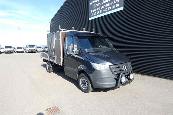 Grå Mercedes Sprinter 319 fra 2023