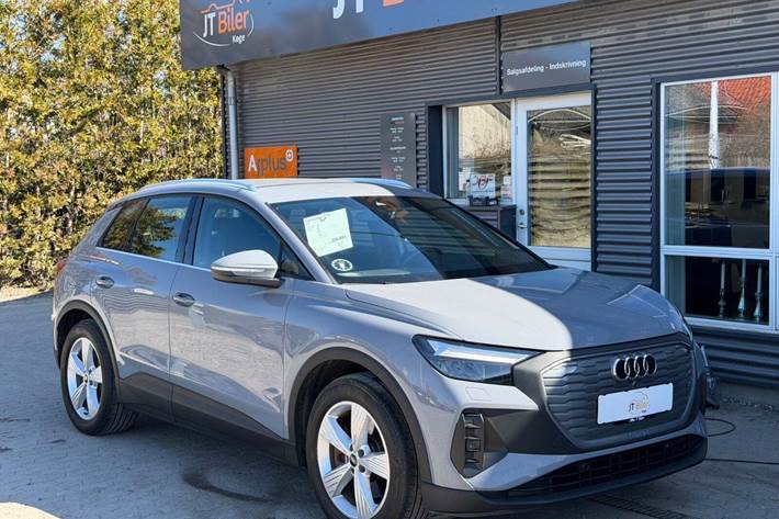 Grå Audi Q4 e-tron fra 2023 set udefra