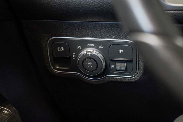 Grå Mercedes EQB300 fra 2022