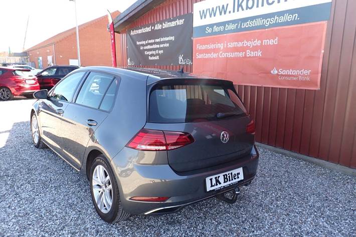 Grå VW Golf VII fra 2018