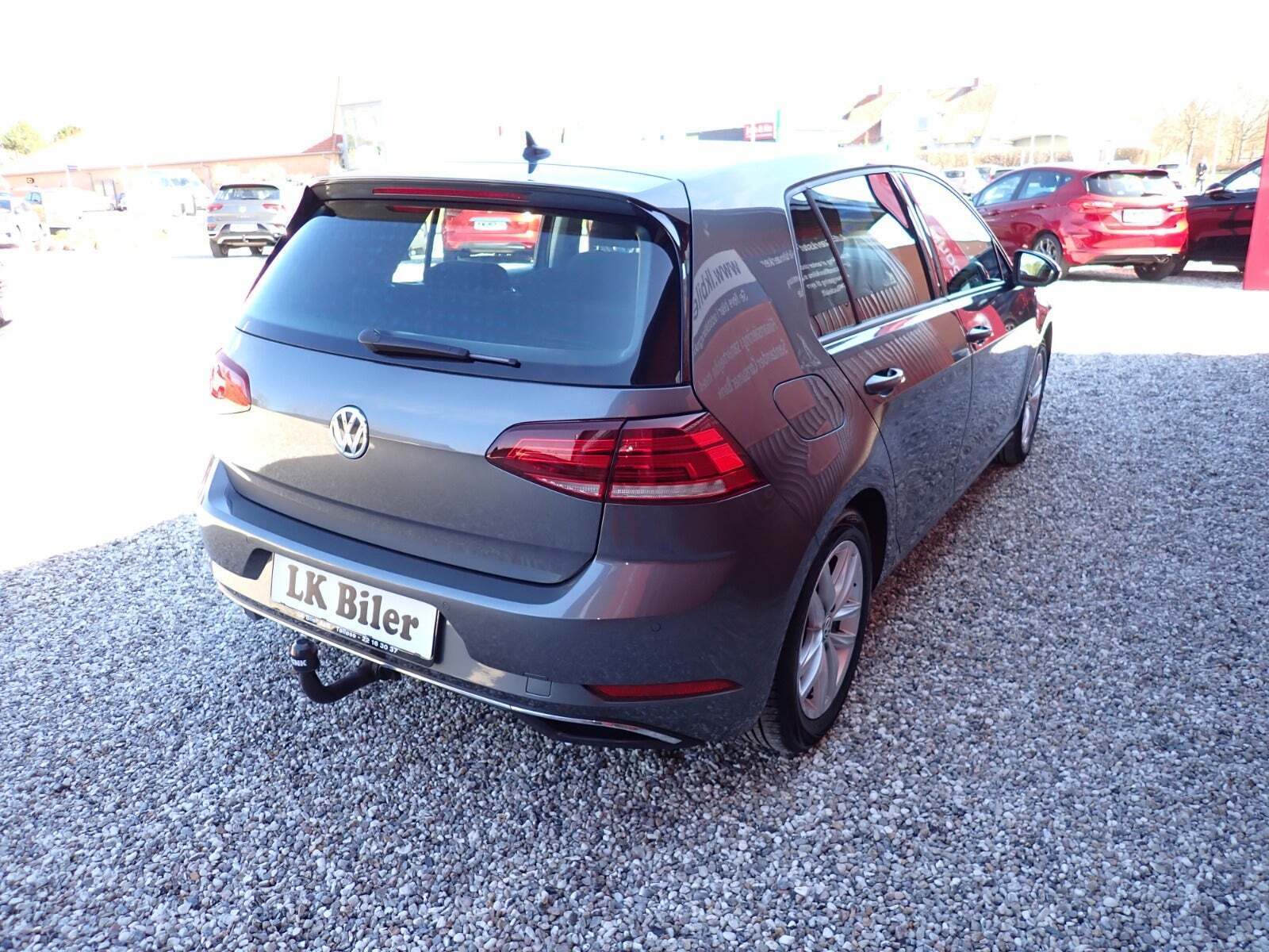 Grå VW Golf VII fra 2018