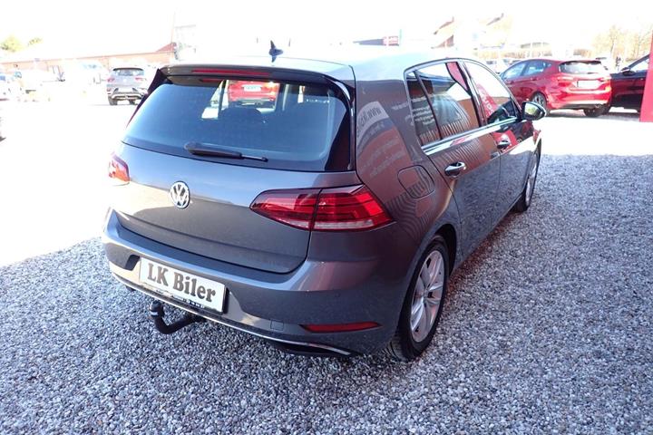 Grå VW Golf VII fra 2018