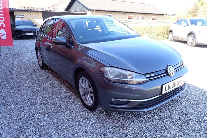 Grå VW Golf VII fra 2018