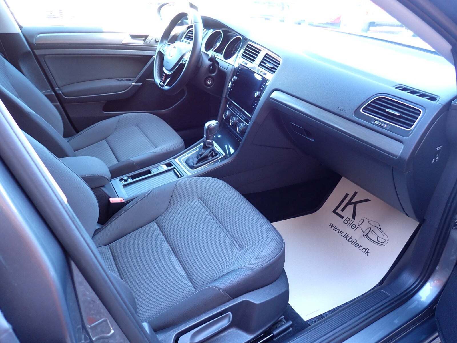 Grå VW Golf VII fra 2018