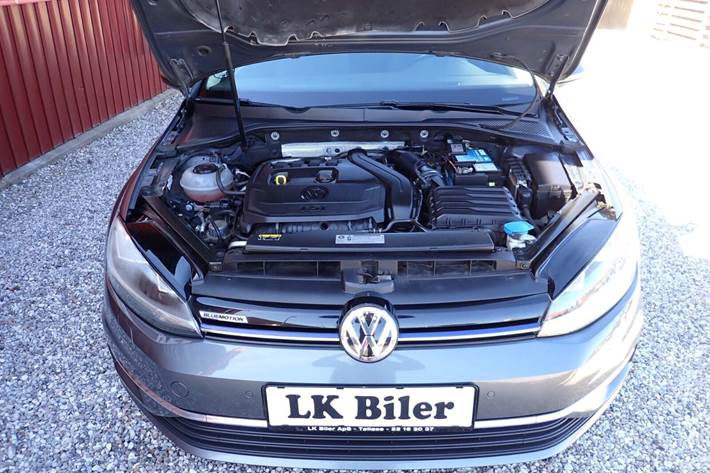 Grå VW Golf VII fra 2018