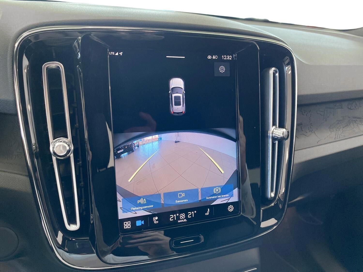 Blå Volvo XC40 fra 2023