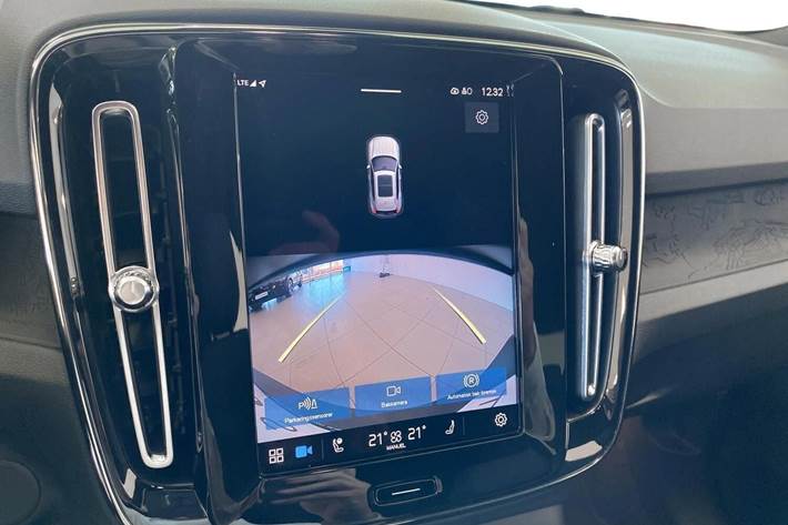 Blå Volvo XC40 fra 2023