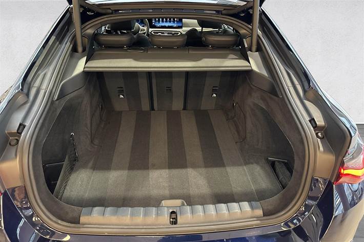 Blå BMW i4 fra 2023