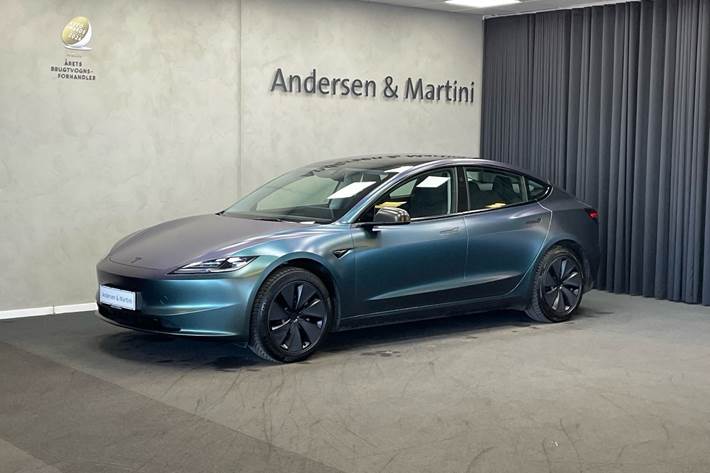 Grå Tesla Model 3 fra 2024