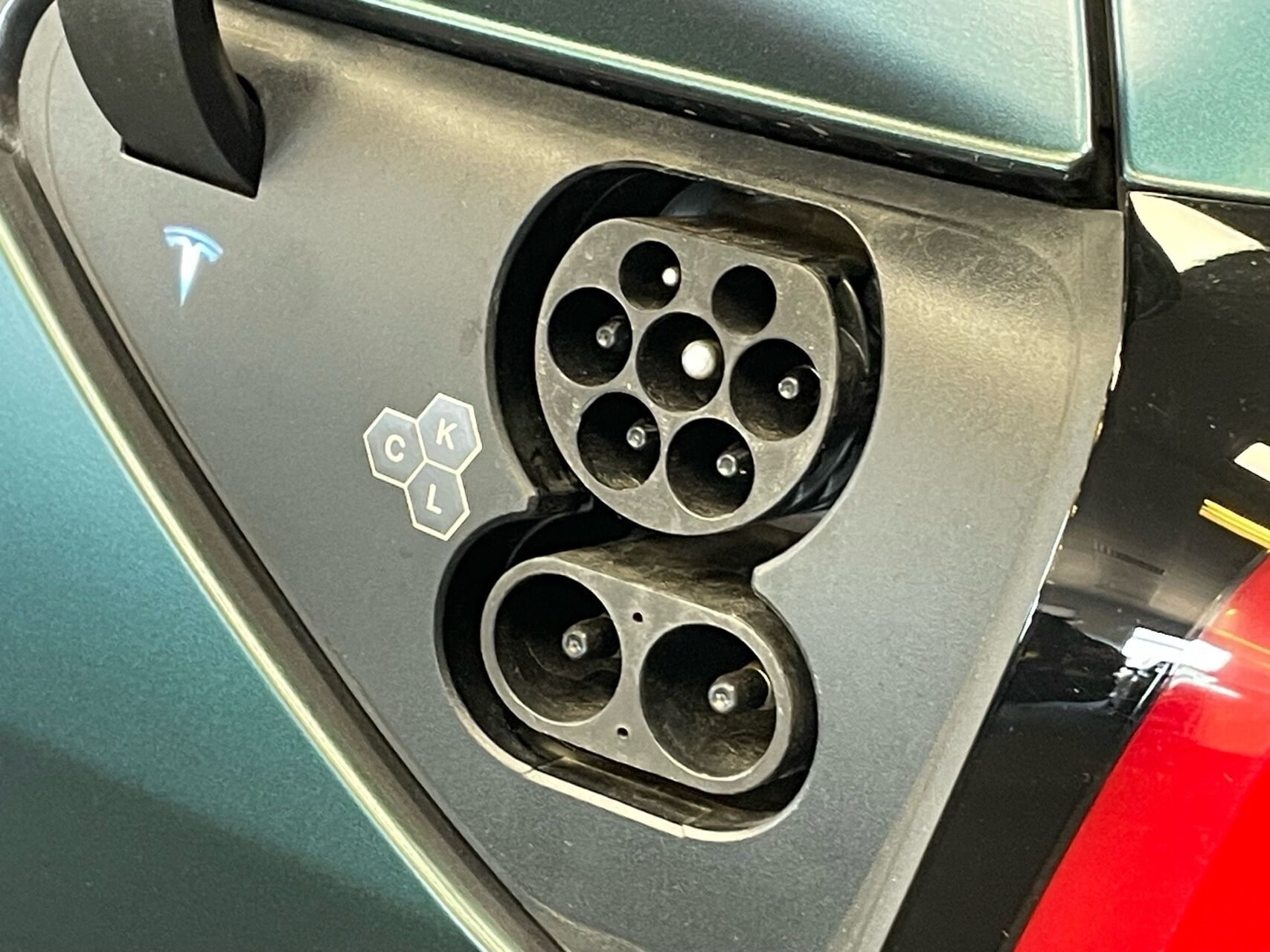 Grå Tesla Model 3 fra 2024