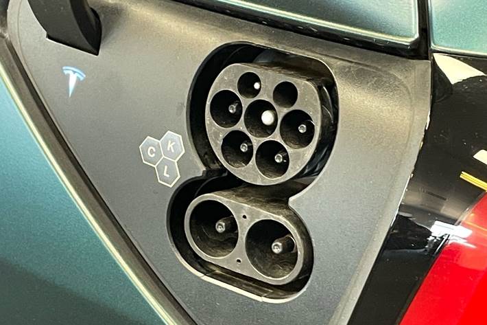 Grå Tesla Model 3 fra 2024